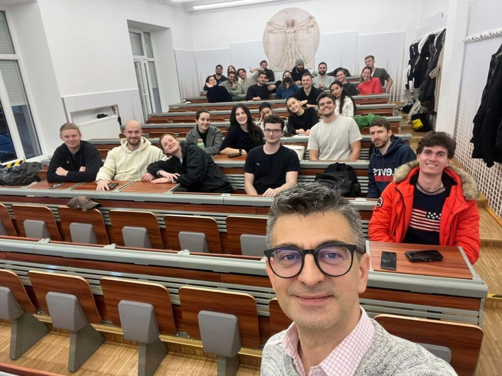 Dr. Marius Bud este Sef de Lucrari la UMF Iuliu Hatieganu din Cluj Napoca unde preda cursul de resturari directe la anul 5 Medicina Dentara, Sectia Engleza